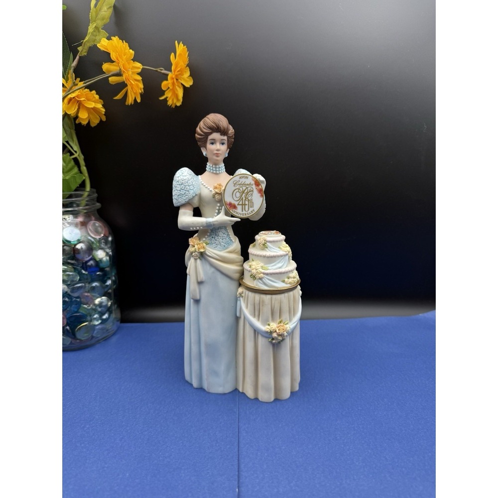 Avon 40th Anniversary 2007 Mrs. Albee Award President Club Porcelain‎ Figurine